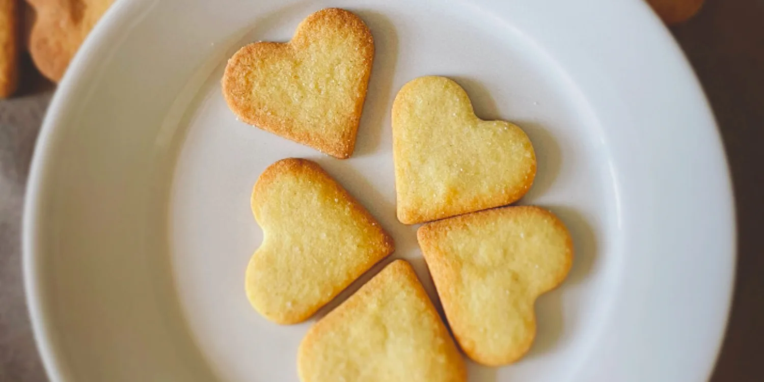 biscuit beurre fait maison en forme de coeur avec de la vanille et du sucre artisanal