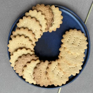 ronde de galettes bretonnes pur beurre dans une assiette en grès bleu