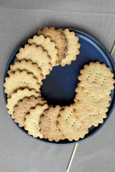 ronde de galettes bretonnes pur beurre dans une assiette en grès bleu